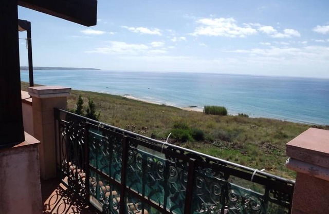Villa inmersa en el verde, con impresionantes vistas al mar en Porto Palo di Menfi