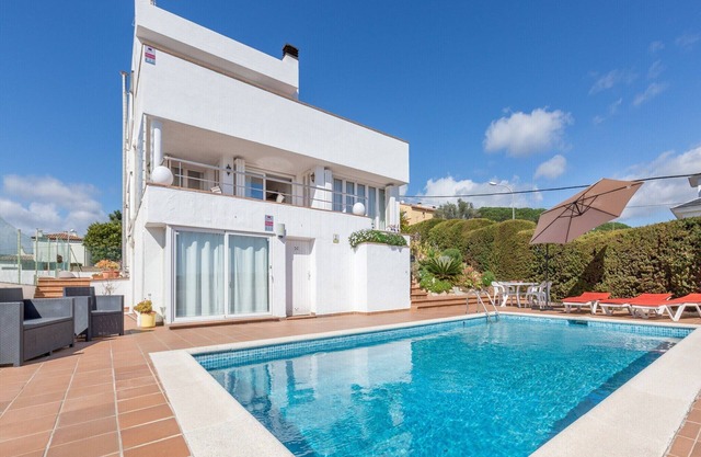 Villa en Blanes con Piscina y Vistas al Mar