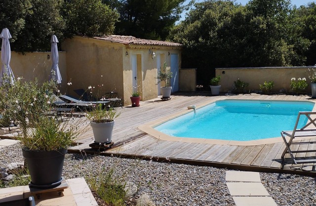 Villa in the heart of the LUBERON with swimming pool and large enclosed garden planted with trees