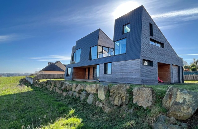 Villa with superb sea view, beach access 400 m