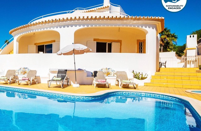 Villa in Galé w/ pool, BBQ & sea view
