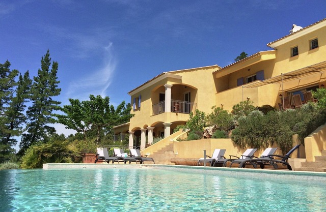 Villa en Le Muy con piscina y lago