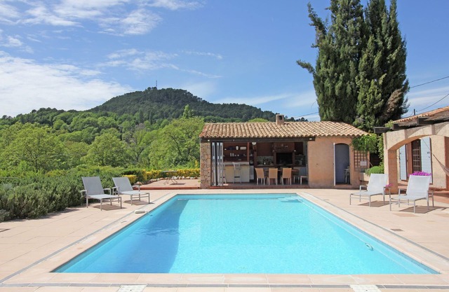 Villa en Salernes con piscina privada y jardín