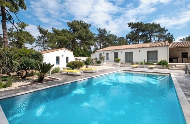 Villa in the heart of the pine forest with heated pool, close to beaches.