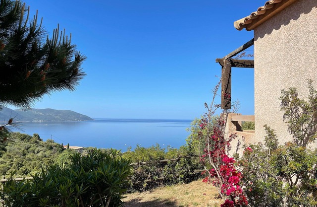 Villa in the middle of nature with spectacular sea views