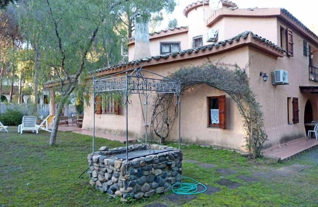 Villa a 200 metros de la playa de Santa Margherita di Pula, con gran jardín.