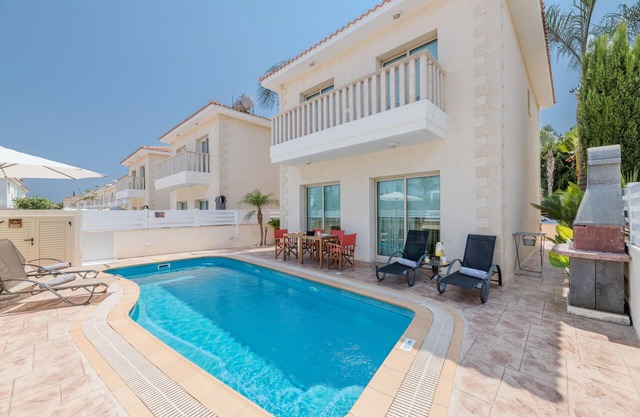 Villa Jacqueline - Charming Pernera Getaway
