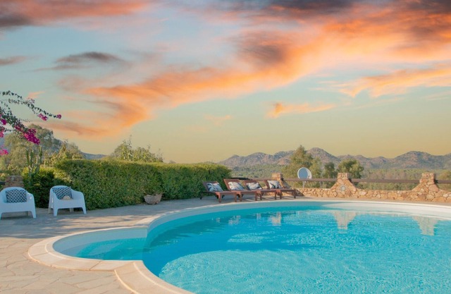 Villa exclusiva con piscina privada y vistas al mar.