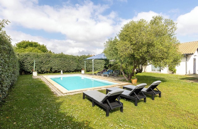 Villa 'Julien' con piscina compartida, terraza privada y Wi-Fi