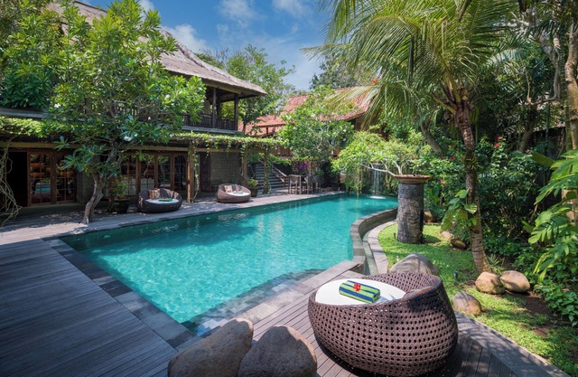 Villa Kapungkur | 5BR Luxury Balinese-Style Villa w/ Breakfast
