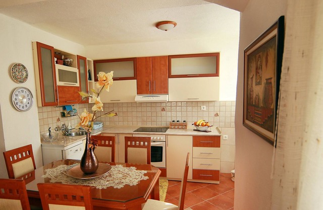 Villa Kirjana es una puerta de entrada relajante en medio de exuberante vegetación y playas del lago Prespa