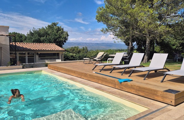 Villa L'Estef with SWIMMING POOL: View, relaxation, games in the heart of the village!