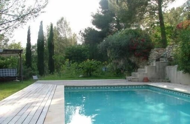 Villa mediterránea en un entorno verde (con aire acondicionado)