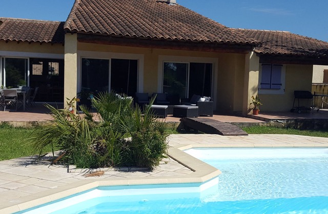 VILLA "La Crau" PISCINA CON SAL EN 2500M2 Jardín