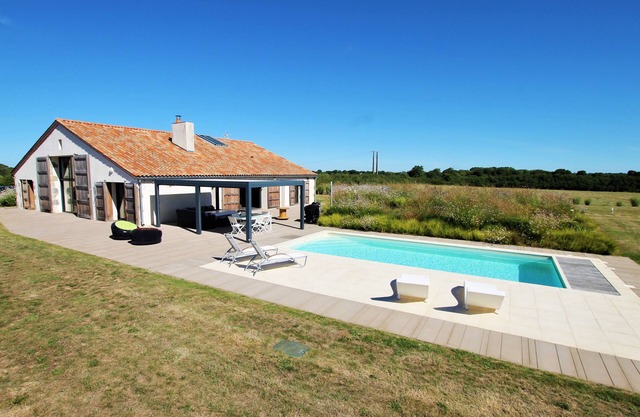 Villa La Grange, Large charming holiday home with 10 sleeps and heated pool