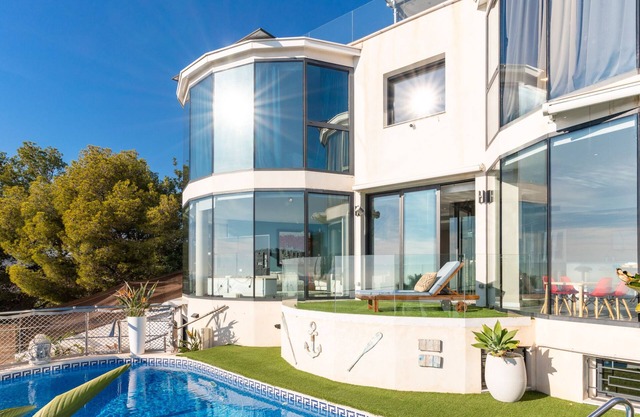 Villa La Palmera con impresionantes puestas de sol y piscina privada, A / C, gimnasio, zona de juegos para niños