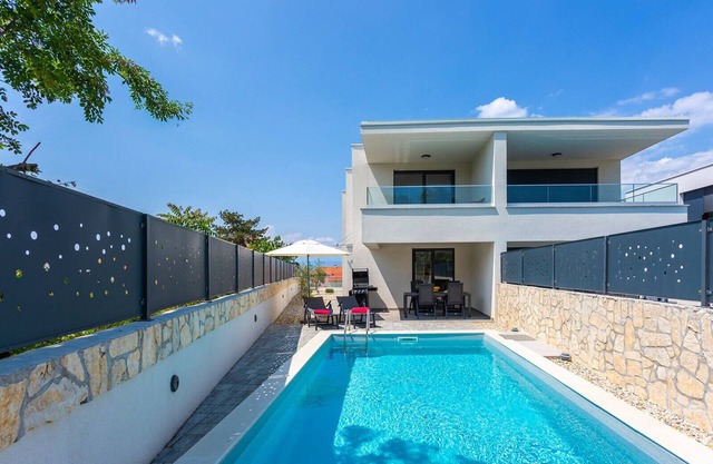 Villa LARUS con piscina privada