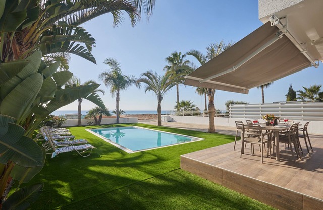 Villa Lenia, impresionante villa frente al mar 3BDR con piscina, cerca de la playa