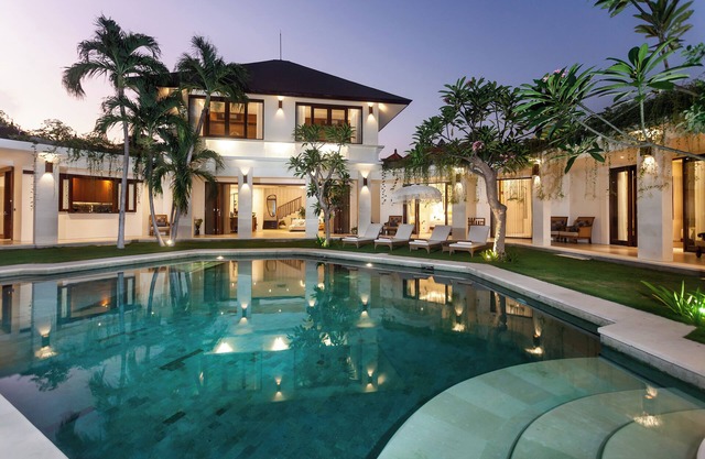 Villa Lenu Seminyak 5bed Villa across from beach and next to shops restaurants