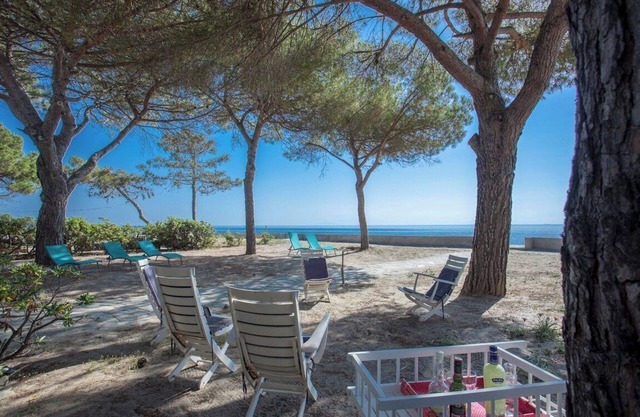 Villa "Los 3 hermanos", familia, frente al mar.