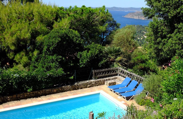 Villa ubicada en el alto Rayol con una hermosa vista al mar en las islas de oro