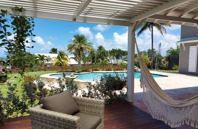 Prestige Villa Louise, con piscina y vista al mar.