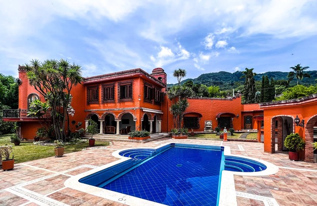 Villa Luz: A Luxurious Mansion in El Poblado