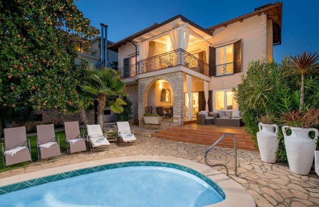 Villa Magnolia in Umag for 10 persons - beachfront - with sea view, jacuzzi and fitness area