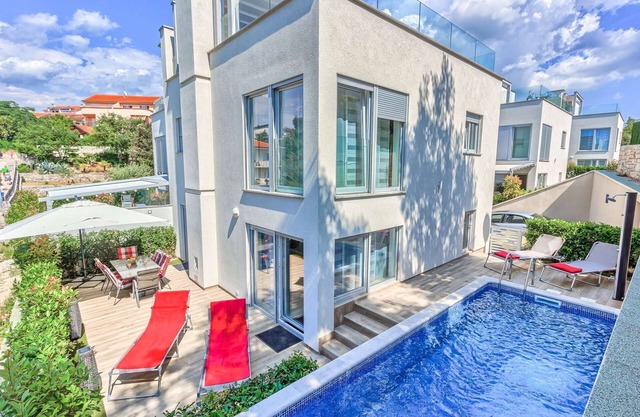 Villa Malinska - villa de tres dormitorios cerca de las playas con piscina climatizada