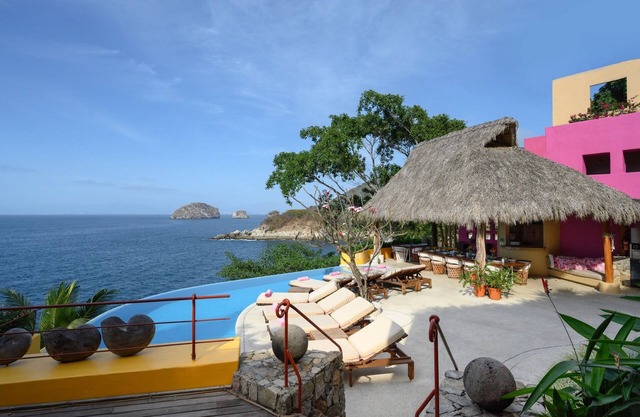 Villa Mandarina's Ocean front Estate 8-16 Bedrooms