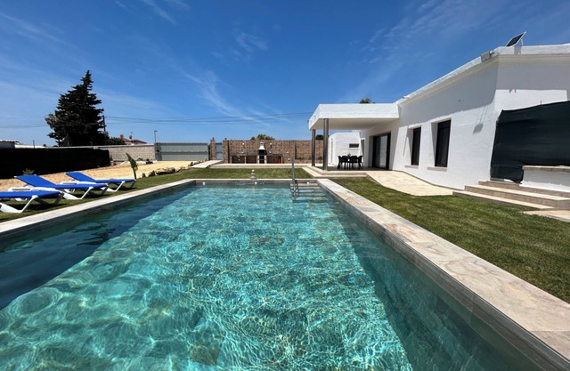 Villa Manoli Namaste, 6 minutes drive to the beach and downtown