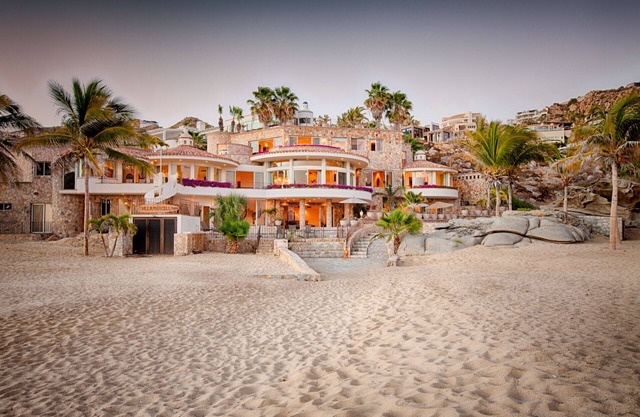 Impresionante finca de 5 dormitorios frente al mar con equipo en el lugar y 7ma noche gratis *!