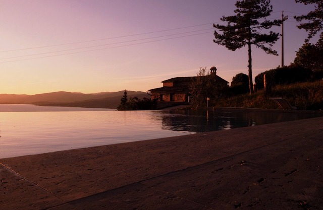 Villa Marghi, villa moderna con piscina infinita con vistas al lago Trasimeno