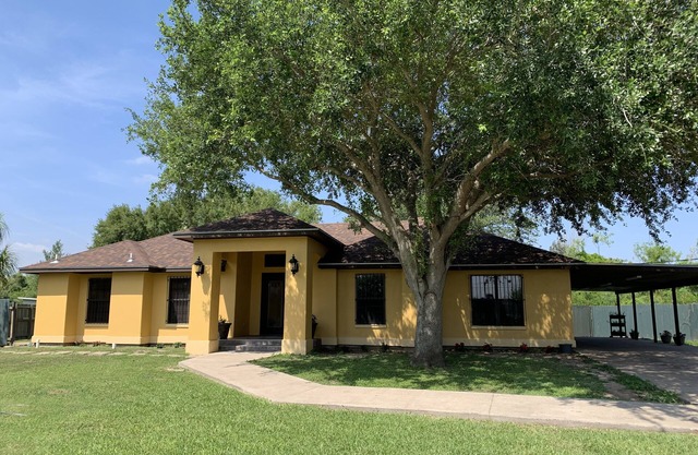 Villa Maria home is min from Beach, SpaceX, Downtown Brownsville and Matamos Mex