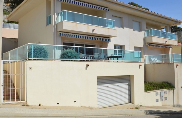 Villa "Medas Maura 8" con piscina, Wi-Fi, balcón y terraza