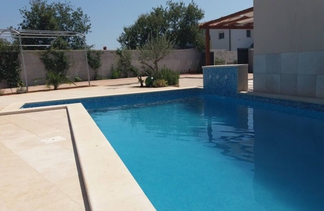 Casa moderna con piscina privada cerca del mar para 4 personas.