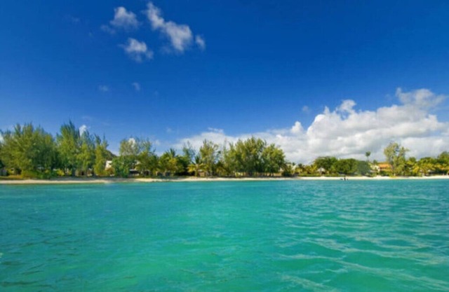 Villa Mermaid, on the exclusive Merville beach in Pereybere. Grand Bay 1 km away