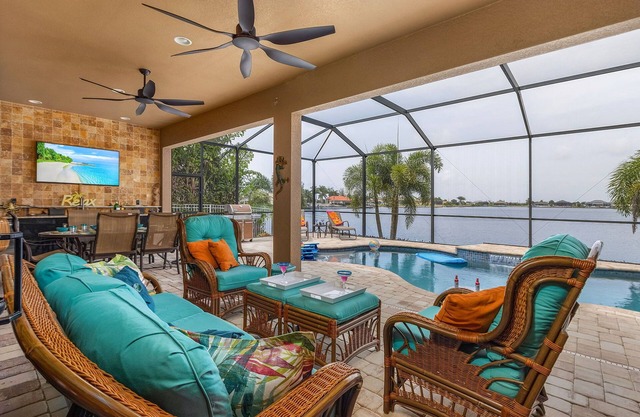 Villa Monticello - Cape Coral Luxury Waterfront Home 3 Bed 3 Bath Heated Pool