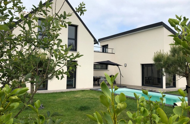 Villa Morgat, villa muy reciente con piscina climatizada y segura.