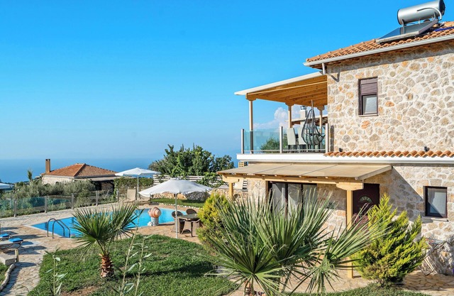 "Villa Natalia" con vistas al mar, piscina privada y Wi-Fi