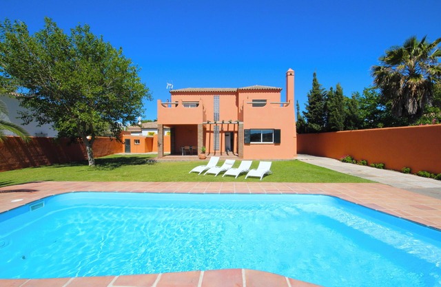 CHALET JUNTO A LA PLAYA ( 5MINUTOS ) CON PISCINA PRIVADA