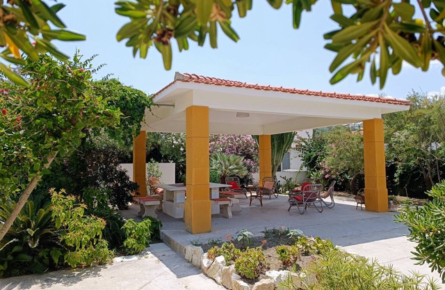 Villa en la playa con amplio jardin.