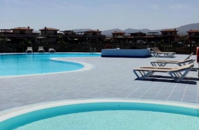 'Villa Oasis Carol 6' con vistas a la montaña, piscina compartida y Wi-Fi