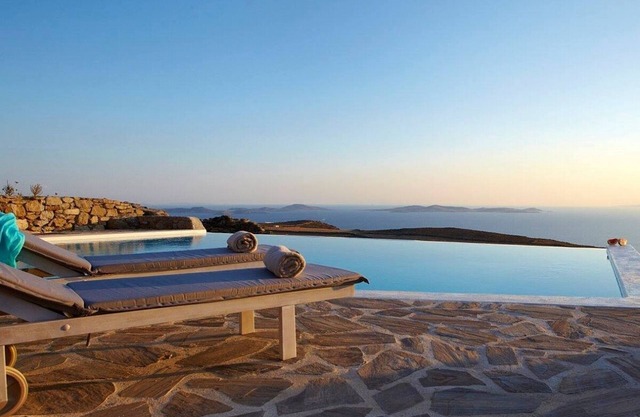 Villa de diseño cicládico, piscina privada, impresionantes vistas al mar y puestas de sol cerca de la playa de Choulakia