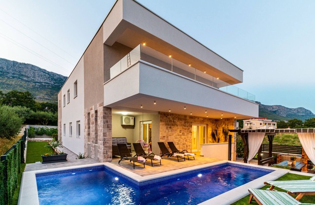 OLEA-NUEVA casa de vacaciones moderna con barbacoa de jardín, cerca de Split