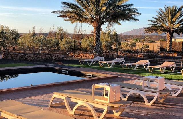 VILLA OLIVA piscina con hidromasaje wifi aire acondicionado y mucho espacio.