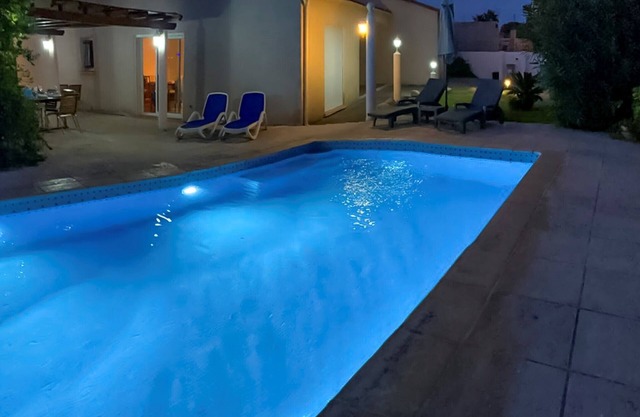 Villa de una sola planta - aire acondicionado / piscina / jardín - cerca de playas, tiendas, restaurantes