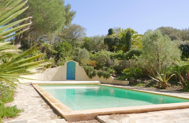Villa en la península de Giens con piscina y tranquilo jardín mediterráneo