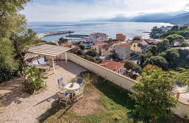 VILLA PALMA: elegant villa with enchanting view