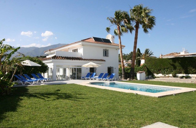 Villa Paz - Lujo asequible con piscina privada y jardines